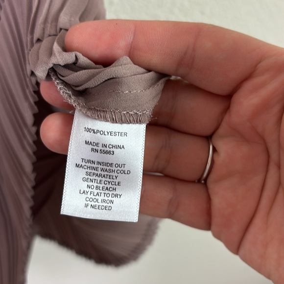 Joie Pleated Flowy Sleeveless Blouse Grayish Dark Beige size Medium - Picture 5 of 6